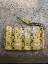 Cargar imagen en el visor de la galería, Yellow Snakeskin Print Rosette Clutch
