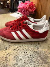 Cargar imagen en el visor de la galería, Adidas &quot;Gazelle&quot; Suede Sneakers (Size 7)
