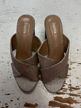 Cargar imagen en el visor de la galería, Sophie Laurent Gold Glitter Heels (Size 37=6)
