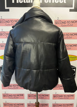 Charger l'image dans la galerie, Faux Leather Cropped Puffer Coat (Size XL)
