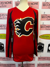 Charger l&#39;image dans la galerie, Calgary Flames Woman&#39;s Top (Size XS)
