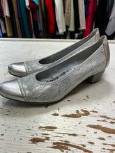 Cargar imagen en el visor de la galería, Un Tour en Ville Metallic Heels (Size 38=7)
