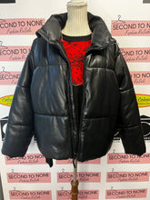 Charger l'image dans la galerie, Faux Leather Cropped Puffer Coat (Size XL)
