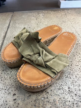 Charger l'image dans la galerie, Bocage Suede Bow Sandals (Size 8)

