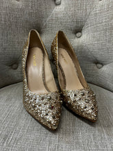 Cargar imagen en el visor de la galería, Nine West Gold Glitter Pumps (Size 9)
