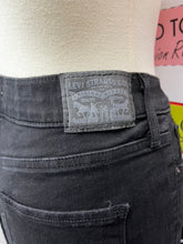 Cargar imagen en el visor de la galería, Levi&#39;s Black Skinny Jeans (Size 30)
