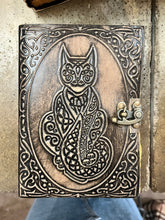 Charger l&#39;image dans la galerie, Antique Paper Leather Journals (5 Different Designs)
