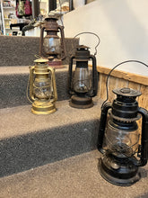 Cargar imagen en el visor de la galería, Antique Kerosene Lanterns (4 Choices)
