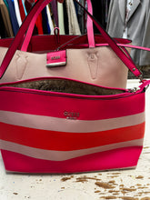 Cargar imagen en el visor de la galería, Guess Reversible 3-in-1 Tote Bag
