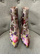 Charger l&#39;image dans la galerie, Anne Michelle Floral Heeled Boots (Size 10)
