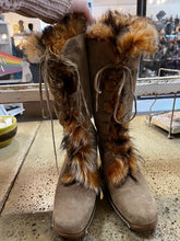 Cargar imagen en el visor de la galería, Fox Fur Lined Suede Boots (Size 9)
