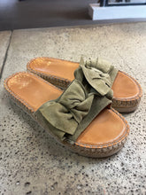 Charger l'image dans la galerie, Bocage Suede Bow Sandals (Size 8)

