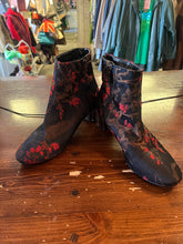 Cargar imagen en el visor de la galería, Topshop Brocade Black &amp; Red Boots (Size 9/EU 40)
