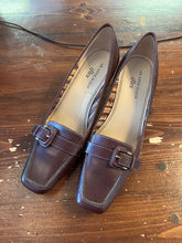 Cargar imagen en el visor de la galería, Anne Klein Buckle Heeled Loafers (Size 7.5)
