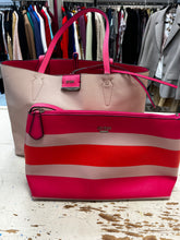 Cargar imagen en el visor de la galería, Guess Reversible 3-in-1 Tote Bag
