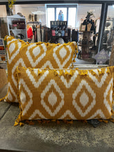 Charger l&#39;image dans la galerie, Square Yellow Fringe Pillow
