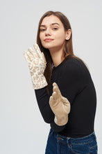 Cargar imagen en el visor de la galería, Animal Print Gloves (2 Colours)
