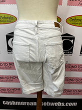 Load image into Gallery viewer, Levi&#39;s White Shorts (Size 8)
