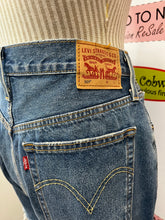 Cargar imagen en el visor de la galería, Levi&#39;s 501 Denim Shorts (Size 30W)
