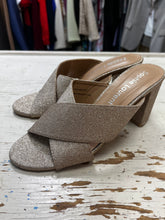 Cargar imagen en el visor de la galería, Sophie Laurent Gold Glitter Heels (Size 37=6)
