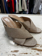Cargar imagen en el visor de la galería, Sophie Laurent Gold Glitter Heels (Size 37=6)
