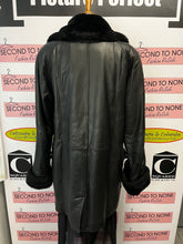 Charger l&#39;image dans la galerie, Danier Genuine Leather Jacket (Size L)
