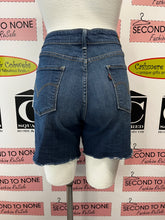Cargar imagen en el visor de la galería, Levi's Denim Cut Off Shorts (Size 10)
