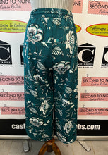 Cargar imagen en el visor de la galería, Cleo Printed Cropped Pants (Size S)

