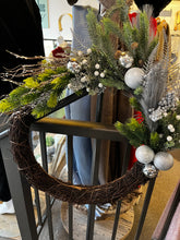 Cargar imagen en el visor de la galería, Holiday Vine Wreath
