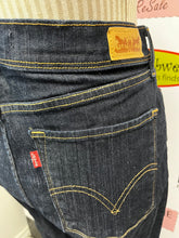 Charger l'image dans la galerie, Levi's 512 Dark Wash Jeans (Size 32x32)
