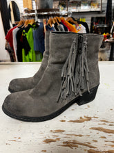 Cargar imagen en el visor de la galería, b.ø.c Suede Fringe Ankle Boots (Size 7 1/2)
