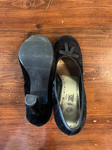 725 Originals Black Velour Pumps (Size 6.5)