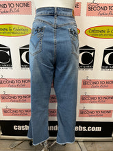 Charger l'image dans la galerie, Suzanne Betro Floral Applique Jeans (Size 16)
