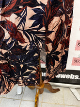 Cargar imagen en el visor de la galería, NWT Grace &amp; Lace Floral Skirt (Size XL)
