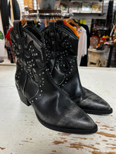 Cargar imagen en el visor de la galería, Dirty Laundry Studded Western Boots (Size 9)
