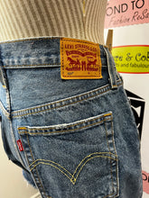 Charger l&#39;image dans la galerie, Levi&#39;s 501 Denim Shorts (Size 29W)
