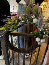 Cargar imagen en el visor de la galería, Holiday Vine Wreath

