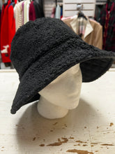 Charger l'image dans la galerie, Black Reversible Sherpa Bucket Hat
