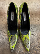 Load image into Gallery viewer, Steve Madden Green Snakeskin Heels (Size 8)
