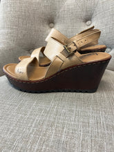 Cargar imagen en el visor de la galería, B.O.C Wedge Sandals (Size 8)
