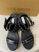 Cargar imagen en el visor de la galería, Steve Madden Stud Sandals (Size 8)
