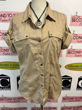 Load image into Gallery viewer, Ellen Tracy Short Sleeve Snap Front Top (Size 12)
