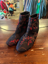 Cargar imagen en el visor de la galería, Topshop Brocade Black &amp; Red Boots (Size 9/EU 40)
