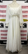 Load image into Gallery viewer, Vintage Wedding Dress &amp; Accessories (with box) (Size S/M)
