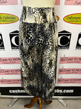 Cargar imagen en el visor de la galería, NWT Rapz Snake Print Pants (Size S)
