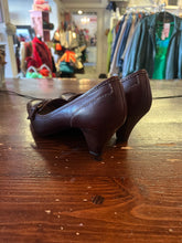 Cargar imagen en el visor de la galería, Anne Klein Buckle Heeled Loafers (Size 7.5)
