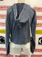 Cargar imagen en el visor de la galería, Guess Hooded Cropped Sweater (Size M)
