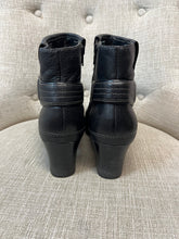 Charger l&#39;image dans la galerie, Clarks Leather Ankle Boot (Size 9 1/2)
