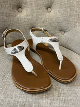 Charger l&#39;image dans la galerie, Michael Kors White Leather Sandals (Size 10)
