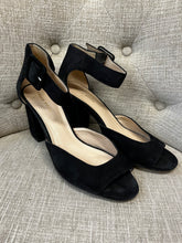 Load image into Gallery viewer, Pelle Moda Chunky Heels (Size 9)
